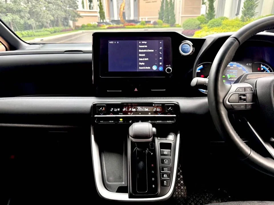 2024 Toyota Voxy IV 2