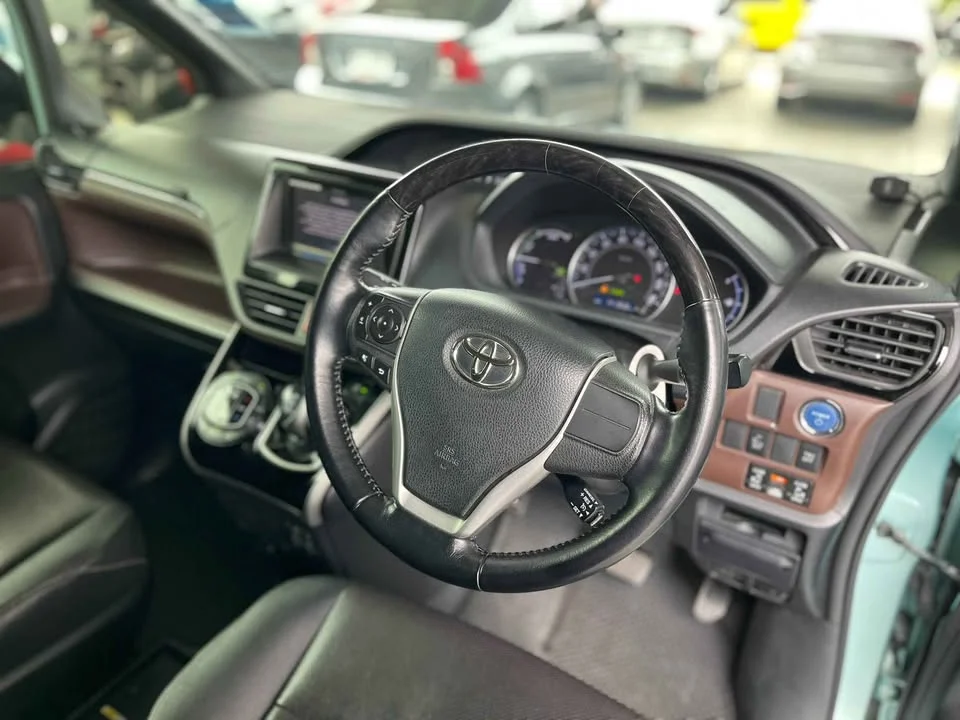 2015 Toyota Voxy III 2