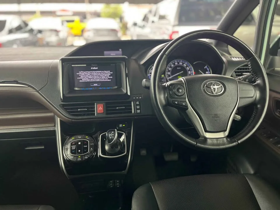 2015 Toyota Voxy III 3