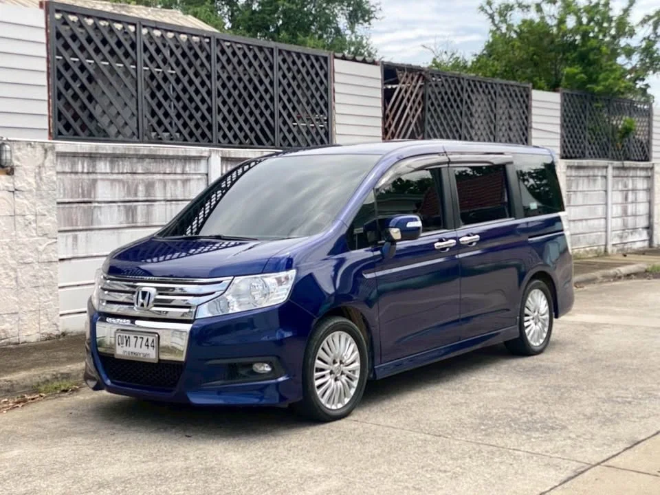2013 Honda Stepwgn IV 2