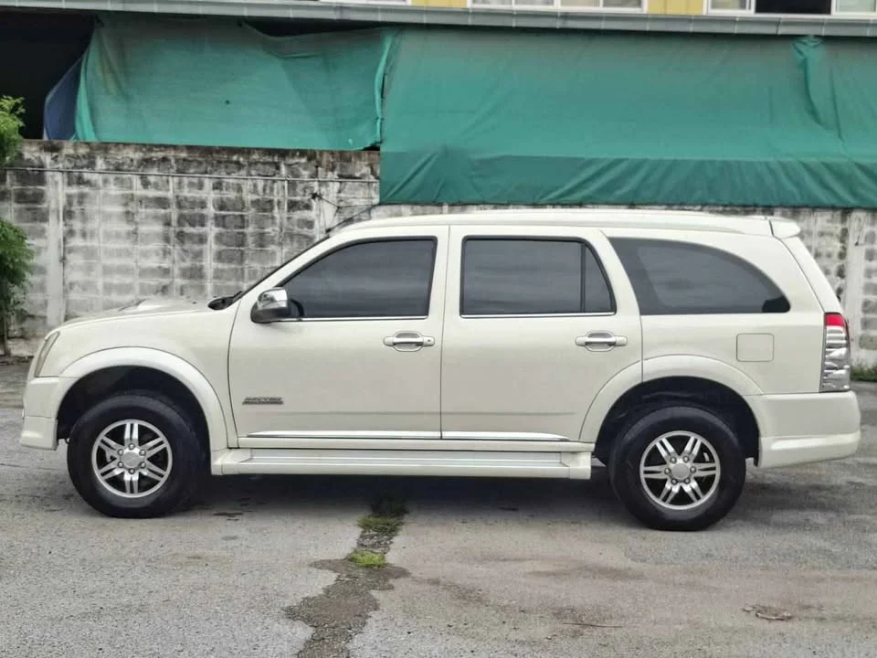 2011 Isuzu MU-7 3