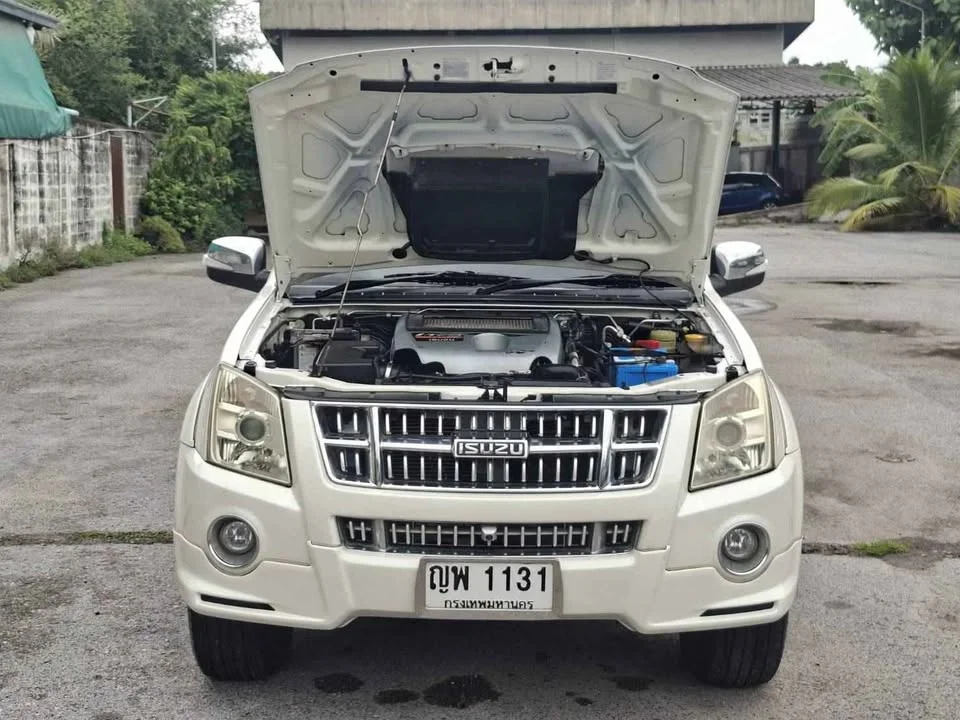 2011 Isuzu MU-7 2