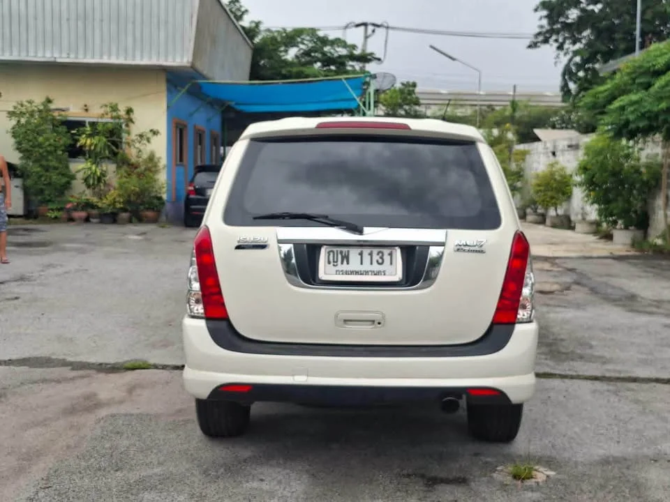 2011 Isuzu MU-7 3
