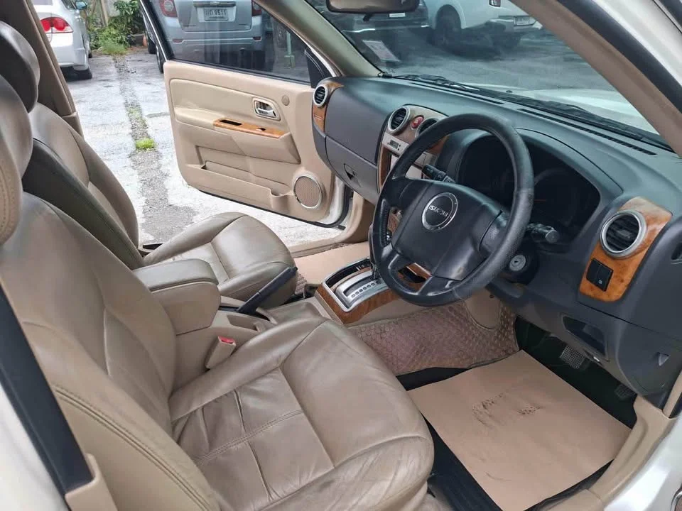 2011 Isuzu MU-7 2