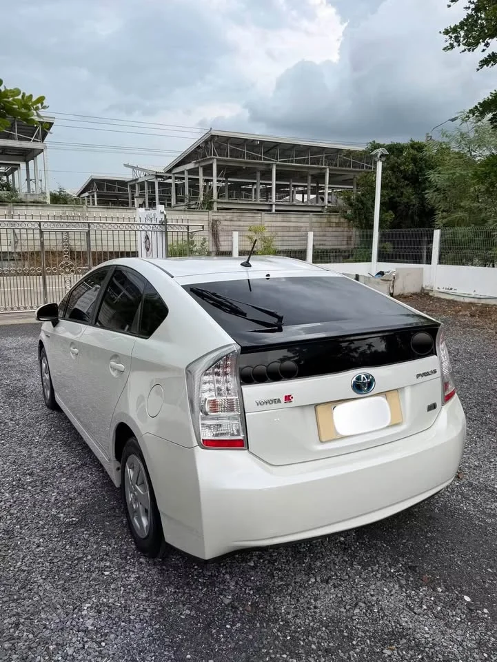2011 Toyota Prius III 2