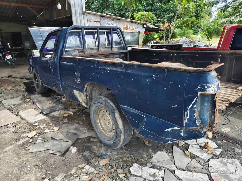 1996 Mitsubishi Triton II 2