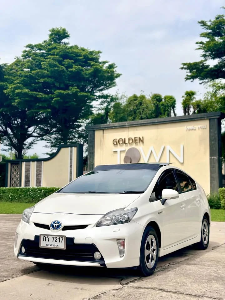 2013 Toyota Prius III 2