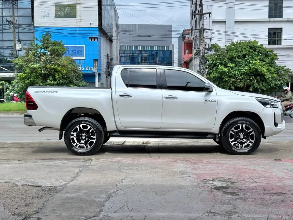 2020 Toyota Hilux VIII 2