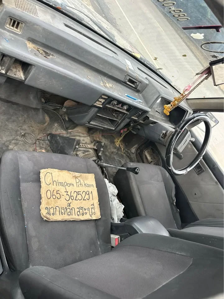 1990 Mitsubishi Triton II 2