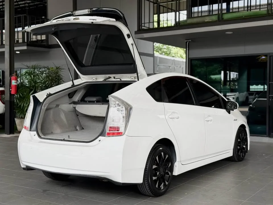 2011 Toyota Prius III 3