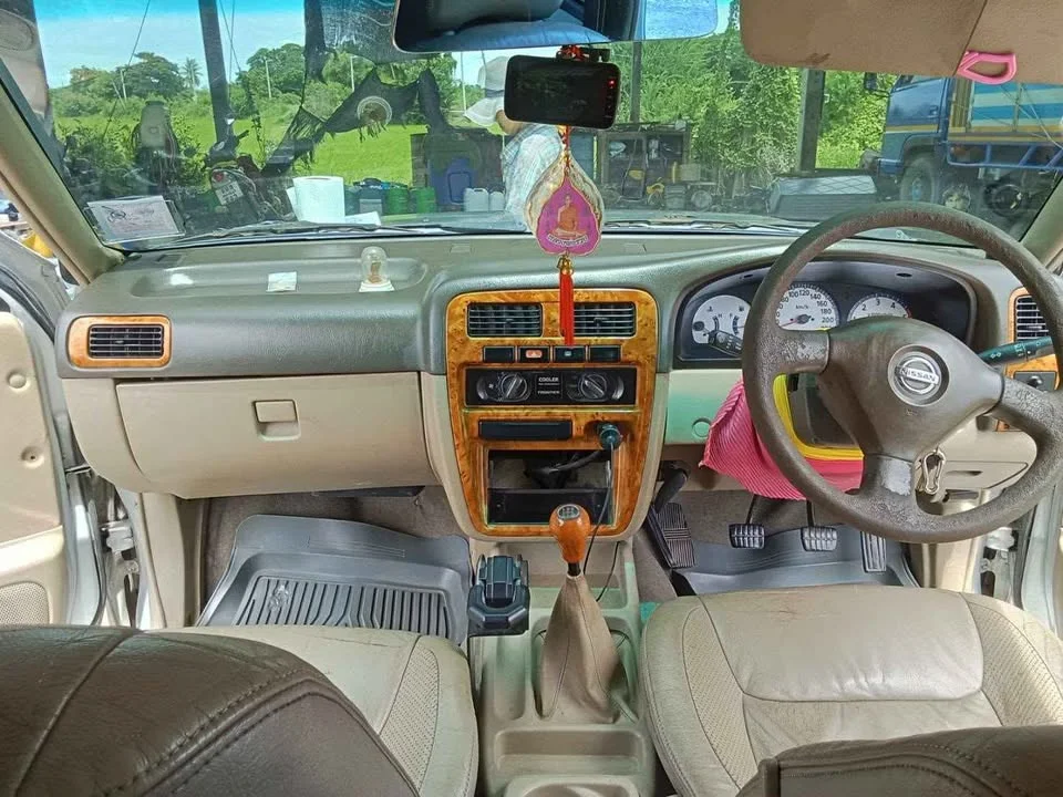 1990 Nissan Frontier I 3