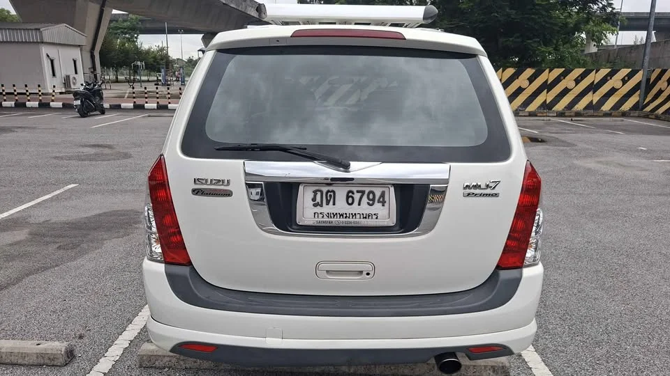 2010 Isuzu MU-7 3