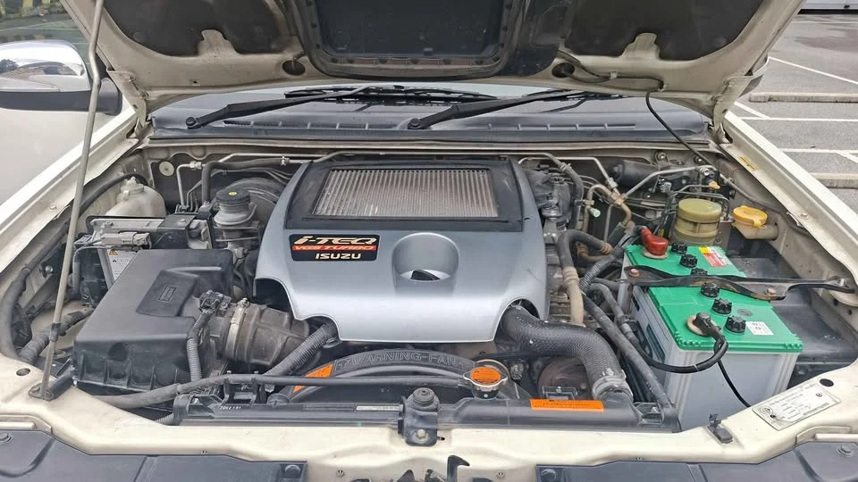 2010 Isuzu MU-7 2