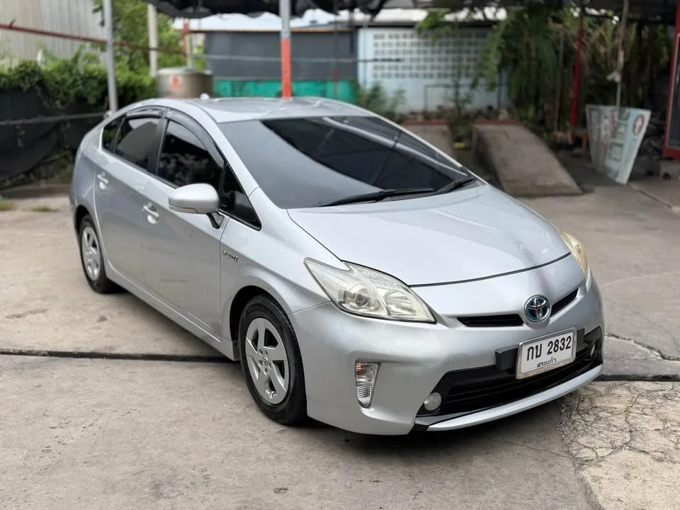 2013 Toyota Prius III 2