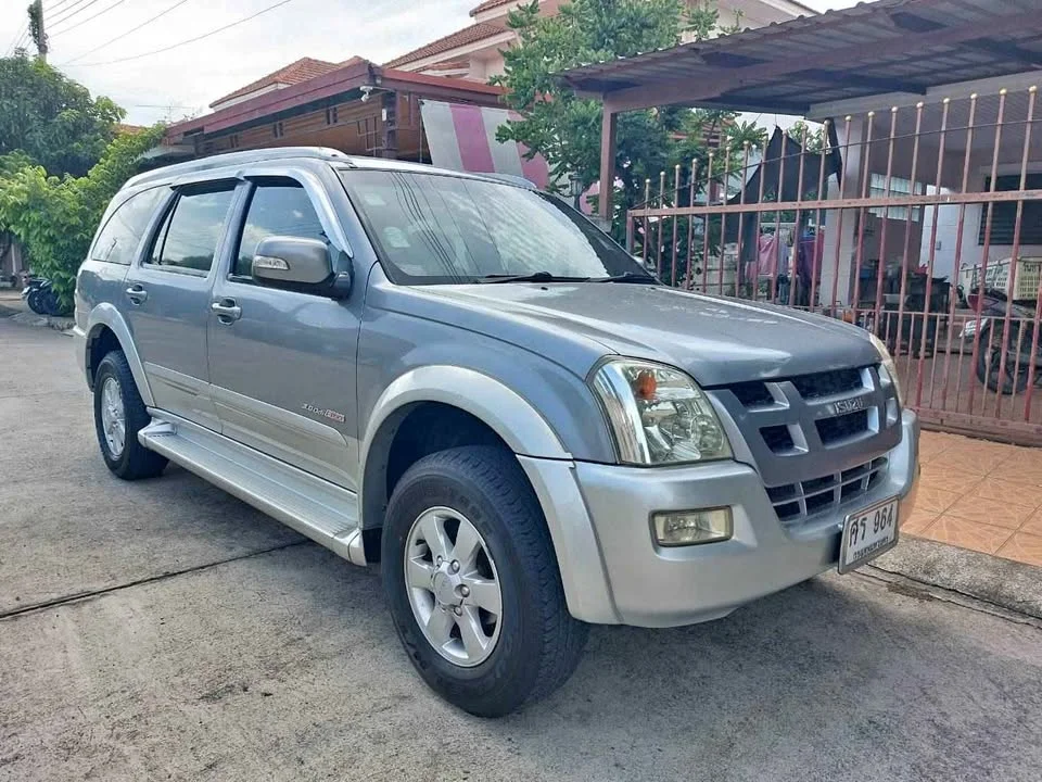 2005 Isuzu MU-7 3