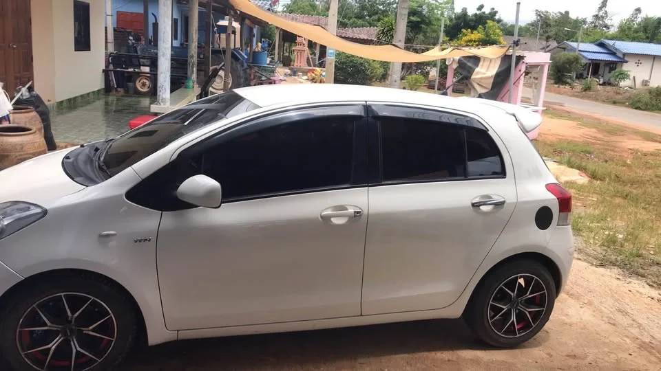 2010 Toyota Yaris II 2