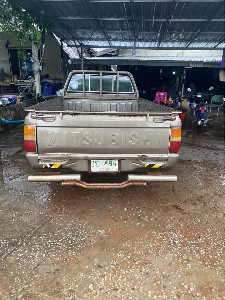 1990 Mitsubishi Triton II 2