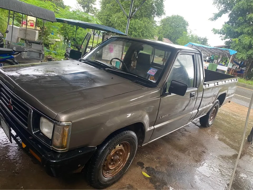 1990 Mitsubishi Triton II 3