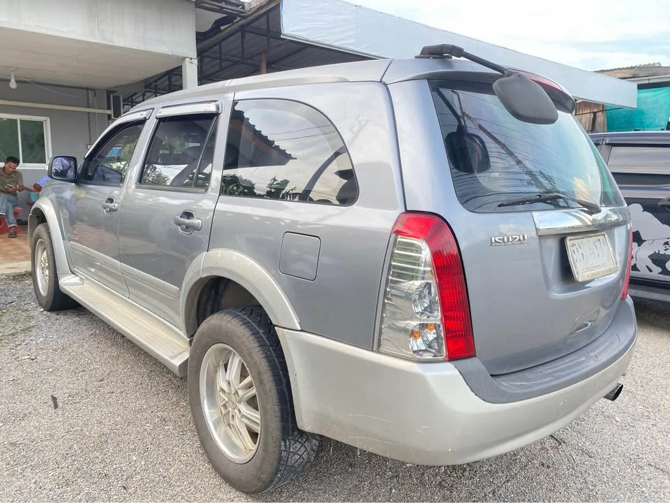 2005 Isuzu MU-7 2