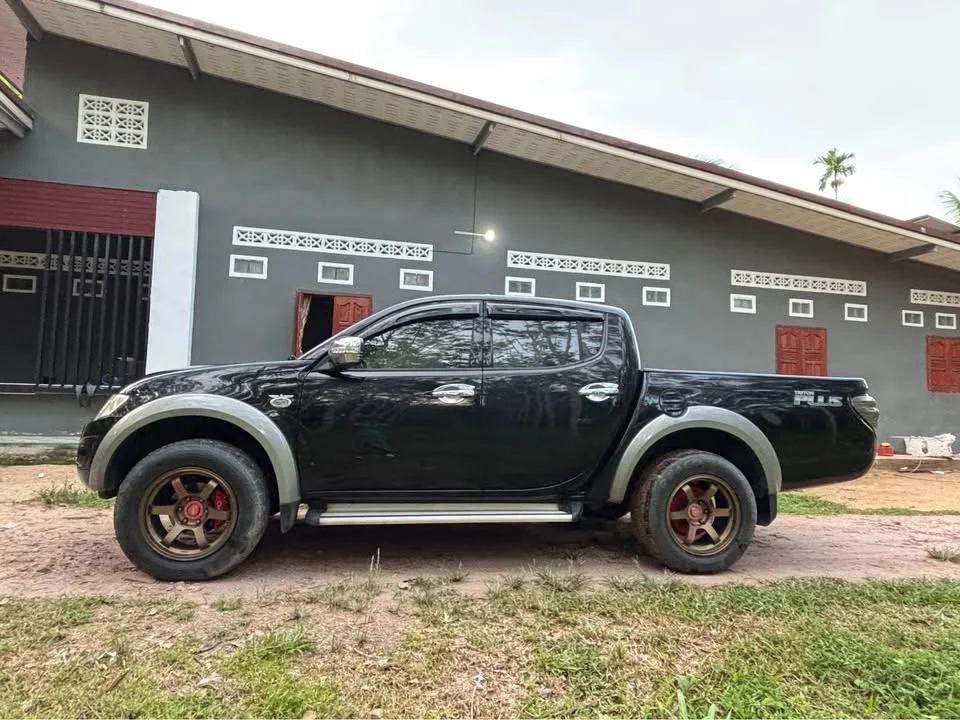 2011 Mitsubishi Triton IV 2