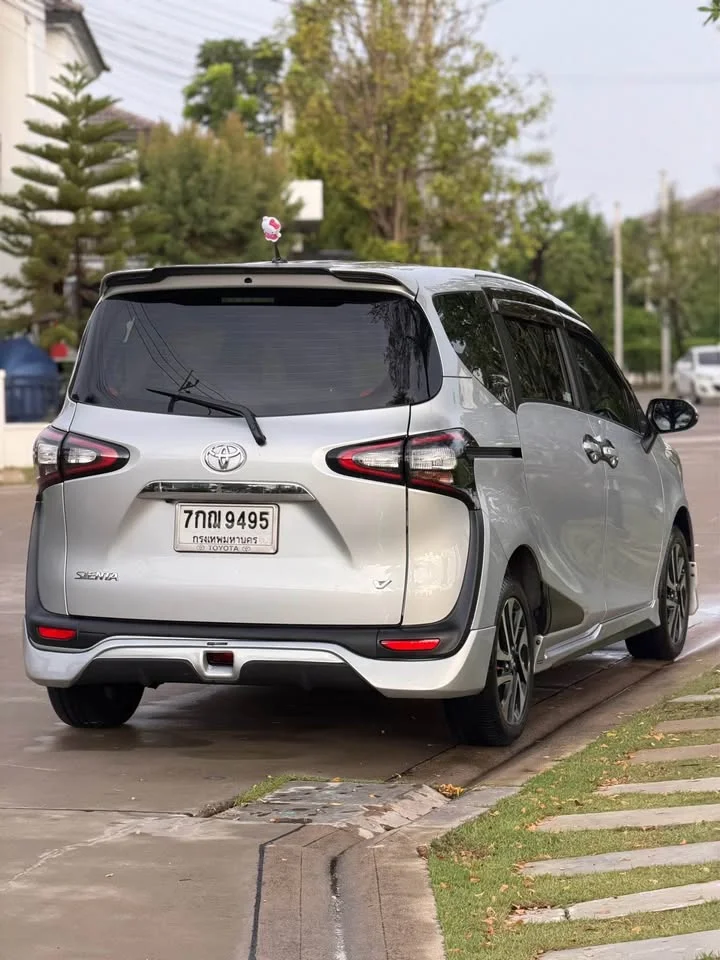 2017 Toyota Sienta II 2