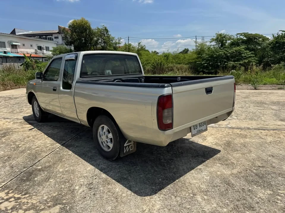2002 Nissan Frontier I 3