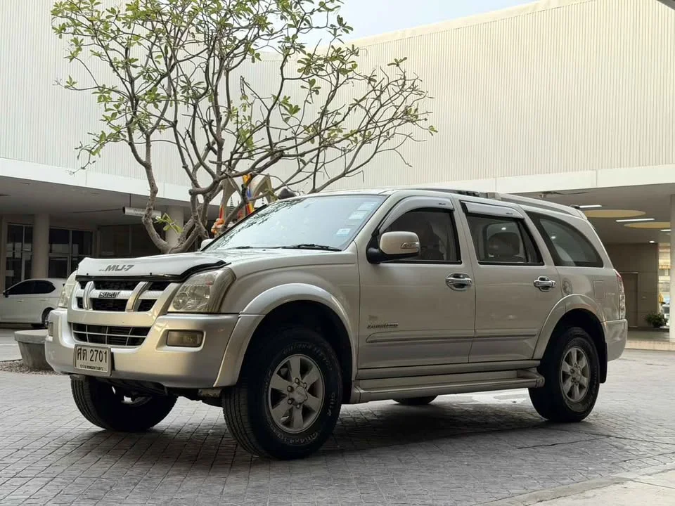 2004 Isuzu MU-7 3