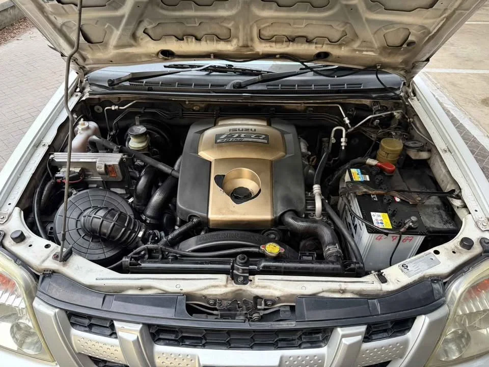 2004 Isuzu MU-7 2
