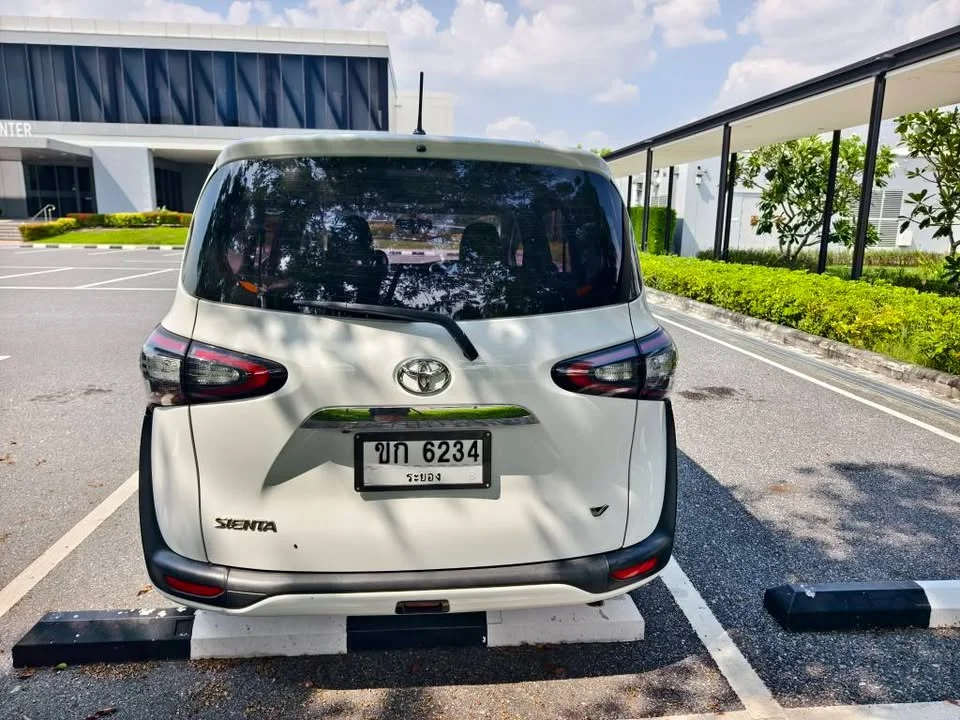 2016 Toyota Sienta II 3