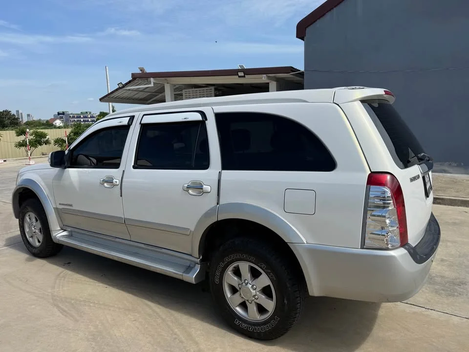 2005 Isuzu MU-7 2