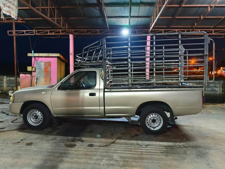 2004 Nissan Frontier I 3