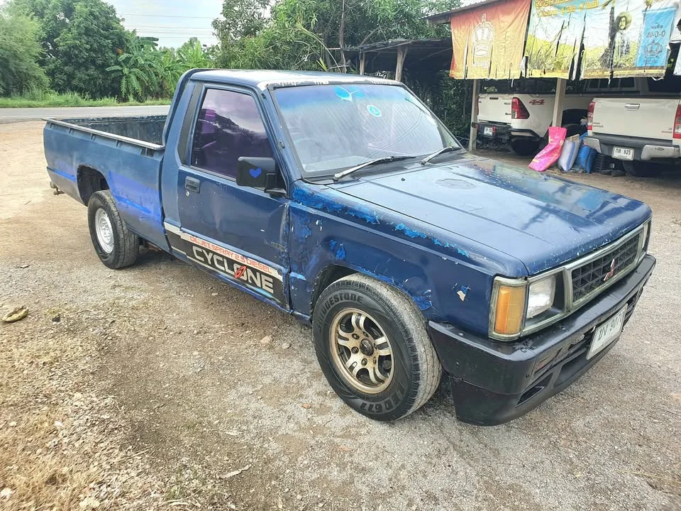 1994 Mitsubishi Triton II 2