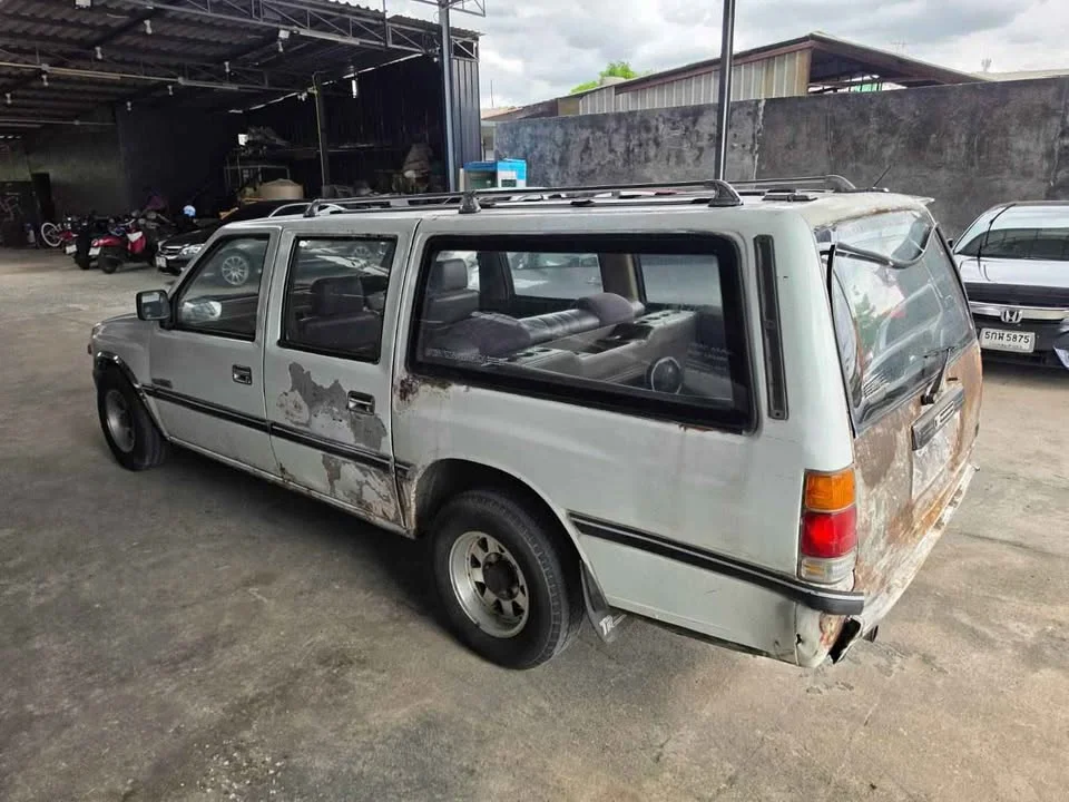 1990 Isuzu TFR III 2