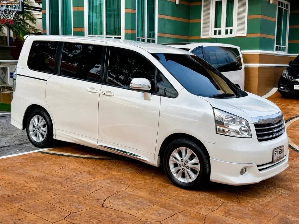 2007 Toyota Voxy II 3
