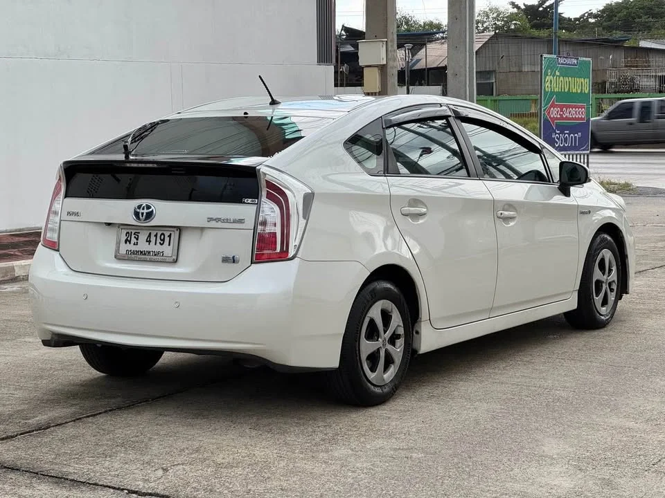 2012 Toyota Prius III 2