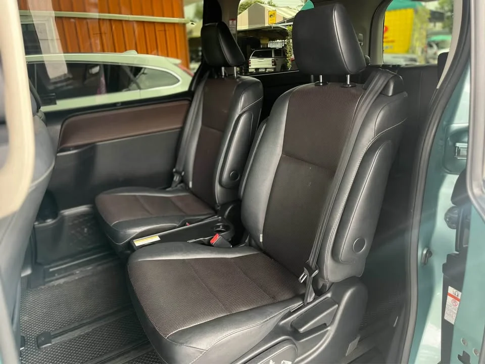 2015 Toyota Voxy III 3