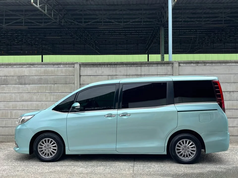 2015 Toyota Voxy III 2
