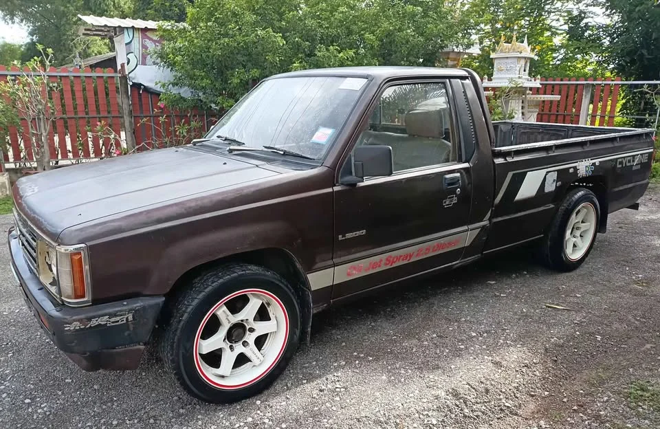 1990 Mitsubishi Triton II 2