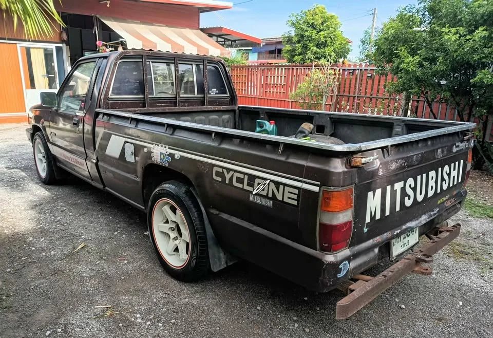 1990 Mitsubishi Triton II 3
