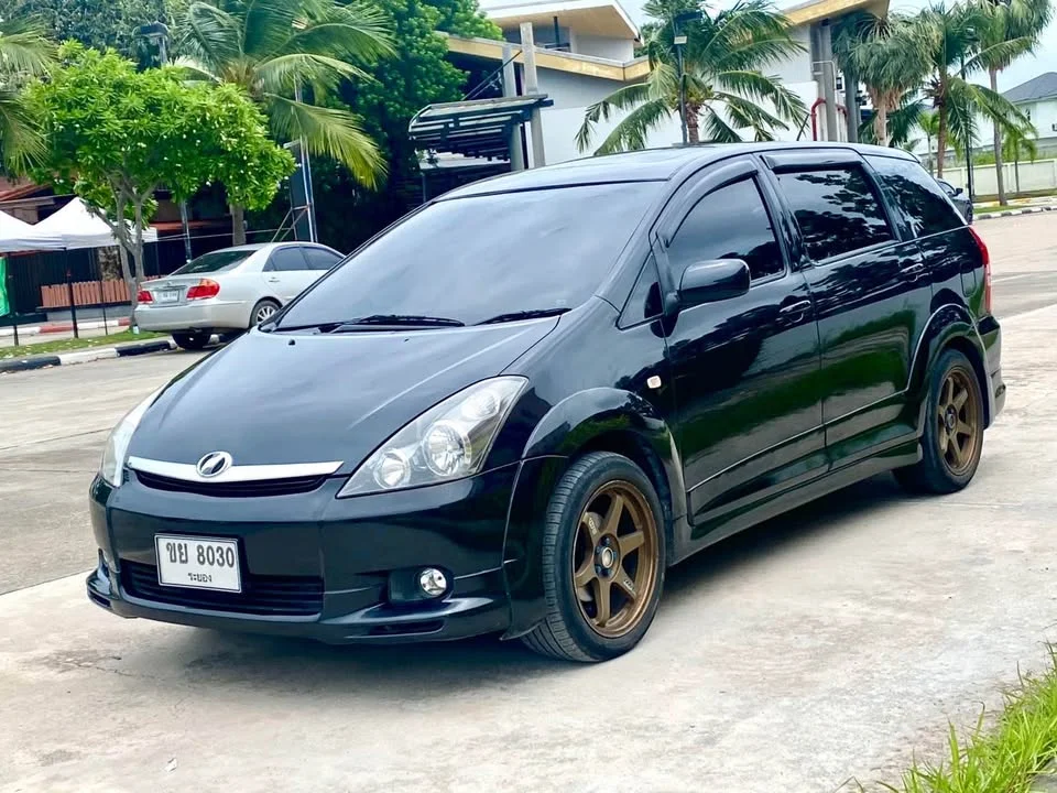 2004 Toyota Wish I 3