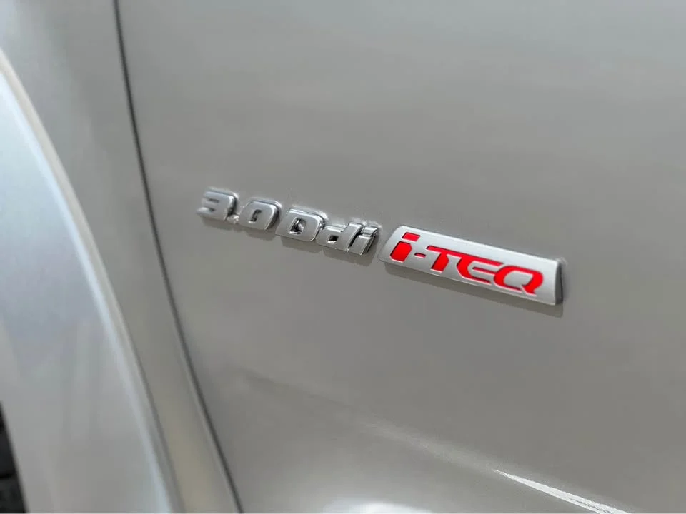 2011 Isuzu MU-7 3