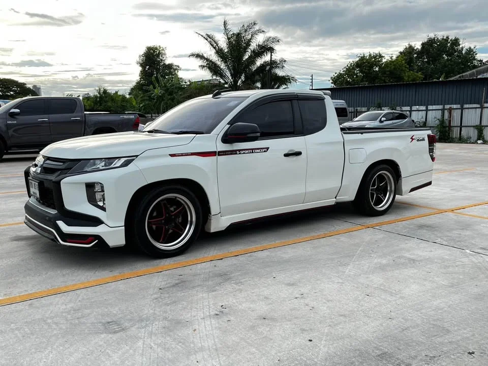 2022 Mitsubishi Triton V 2