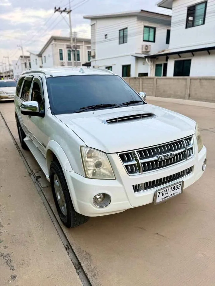 2009 Isuzu MU-7 3