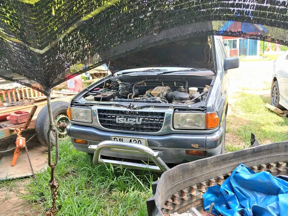 1990 Isuzu Vega I 2