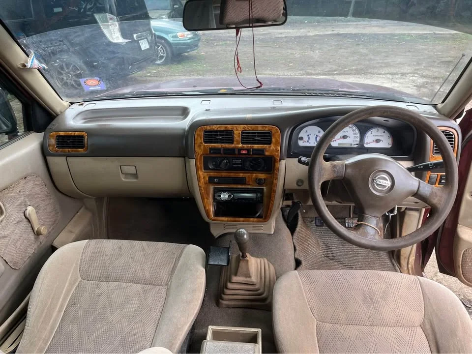 2000 Nissan Frontier I 3