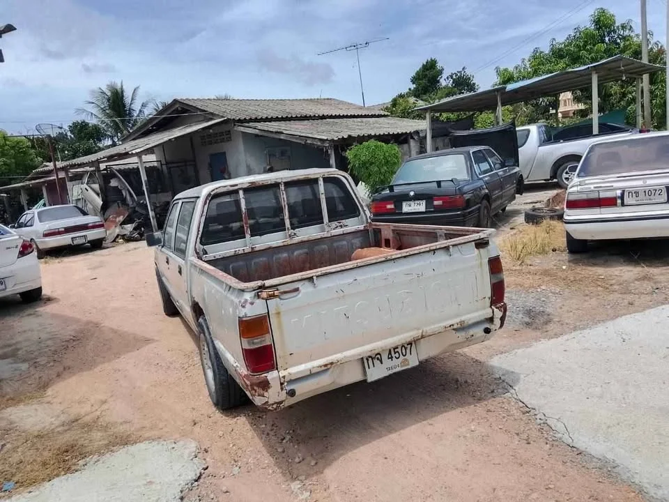 1990 Mitsubishi Triton II 3