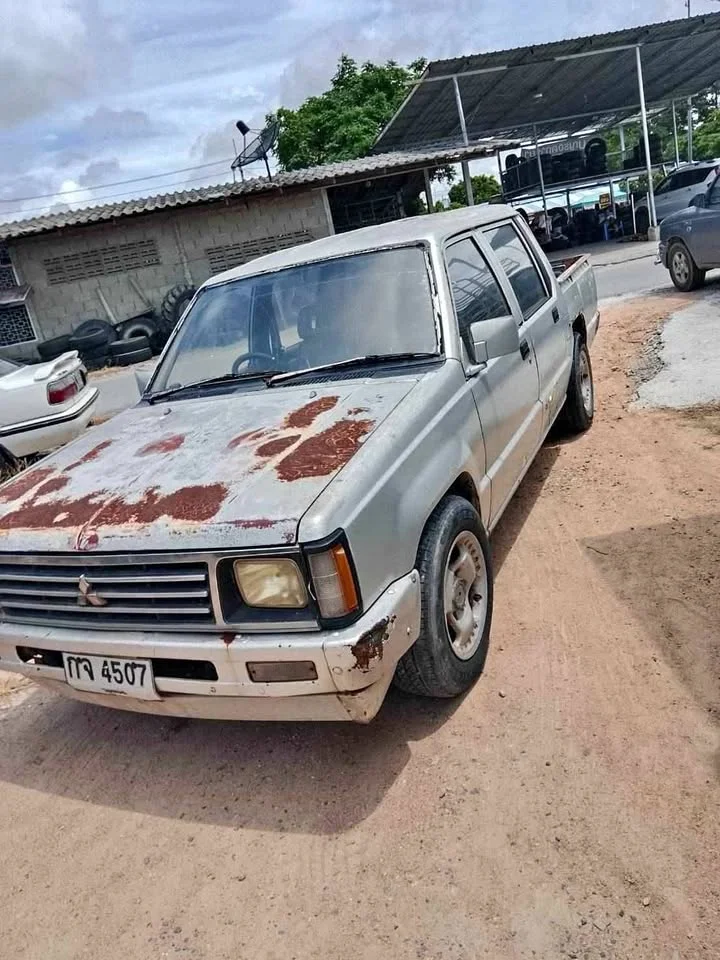 1990 Mitsubishi Triton II 2