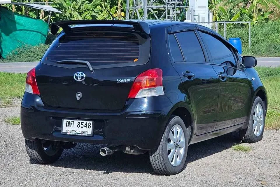 2010 Toyota Yaris II 2