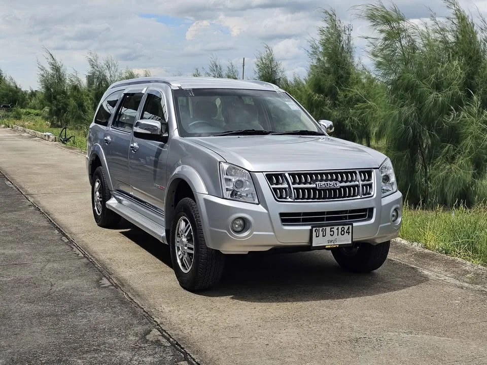2011 Isuzu MU-7 2