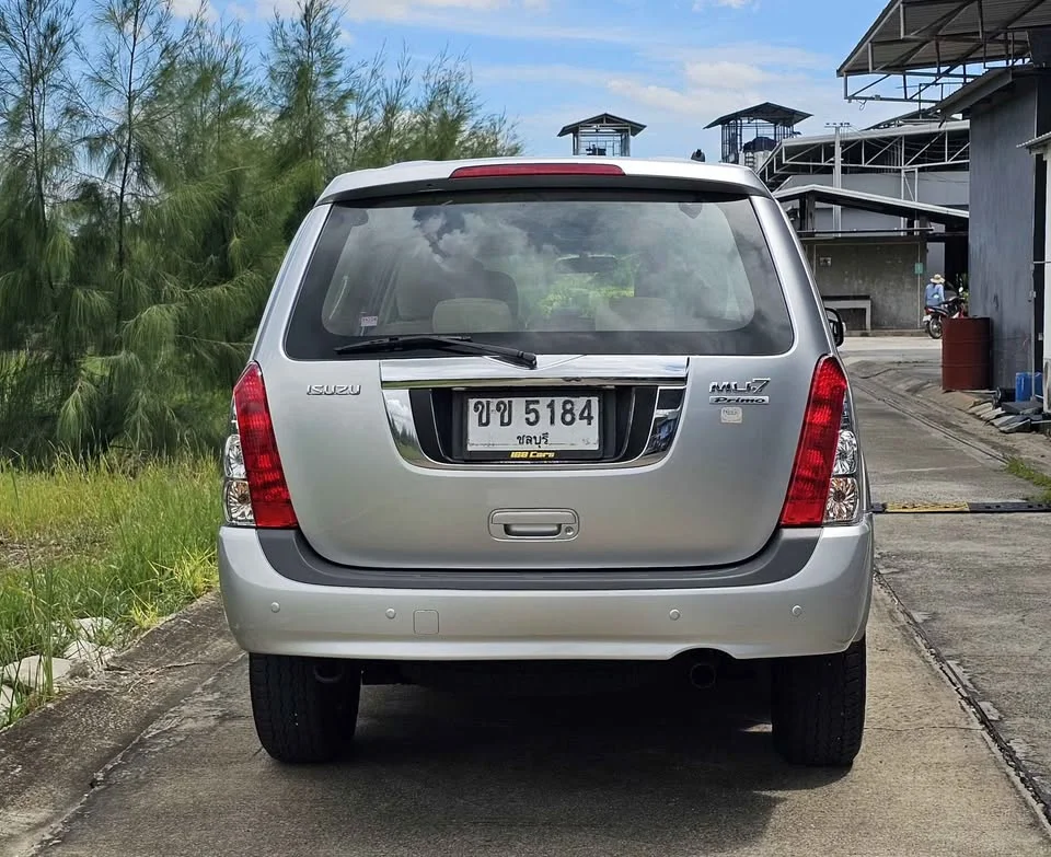 2011 Isuzu MU-7 3